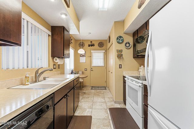 326 N Calle Del Chancero, Green Valley, AZ 85614