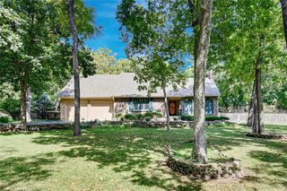 22812 E Bradford Lane, Blue Springs, MO 64015
