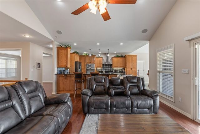 122 Holland Pt, Eureka Springs, AR 72631