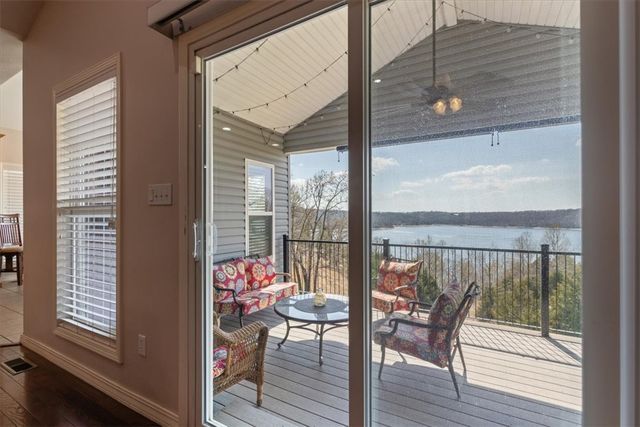 122 Holland Pt, Eureka Springs, AR 72631