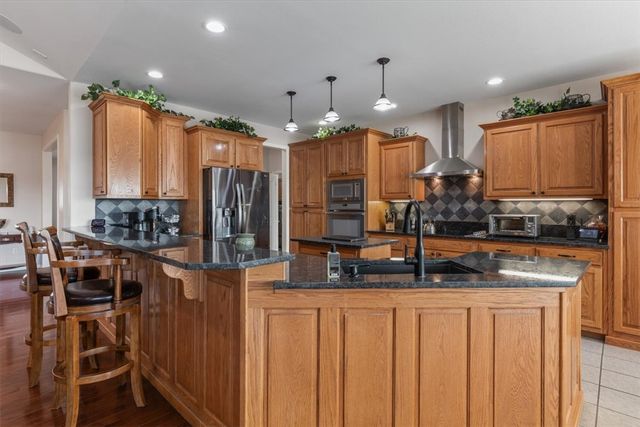 122 Holland Pt, Eureka Springs, AR 72631
