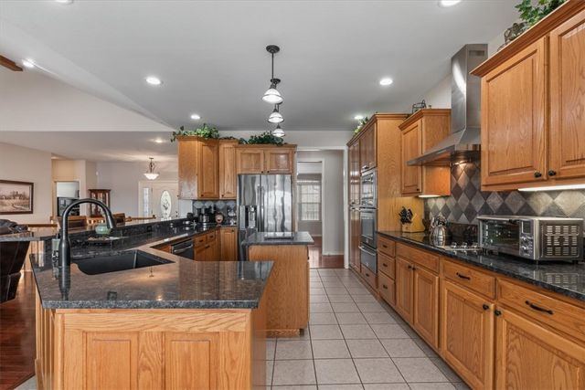 122 Holland Pt, Eureka Springs, AR 72631