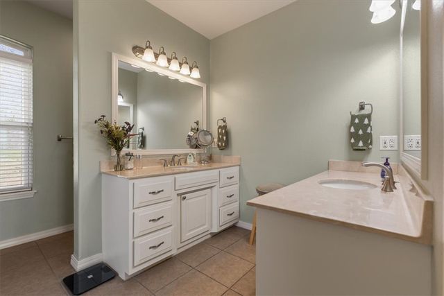 122 Holland Pt, Eureka Springs, AR 72631
