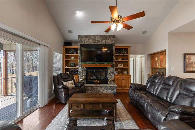 122 Holland Pt, Eureka Springs, AR 72631