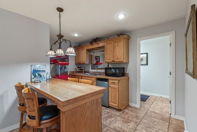122 Holland Pt, Eureka Springs, AR 72631