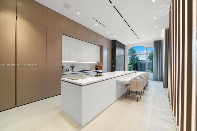 1522 Island Blvd, Aventura, FL 33160