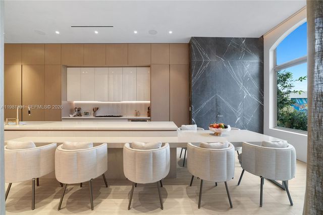 1522 Island Blvd, Aventura, FL 33160