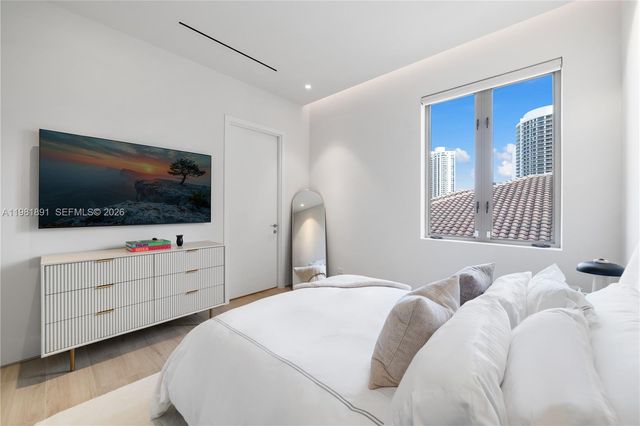 1522 Island Blvd, Aventura, FL 33160