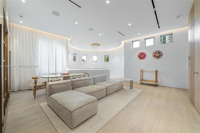 1522 Island Blvd, Aventura, FL 33160