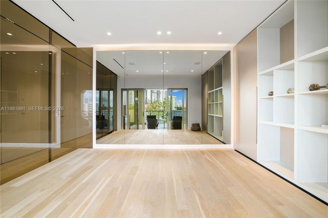 1522 Island Blvd, Aventura, FL 33160