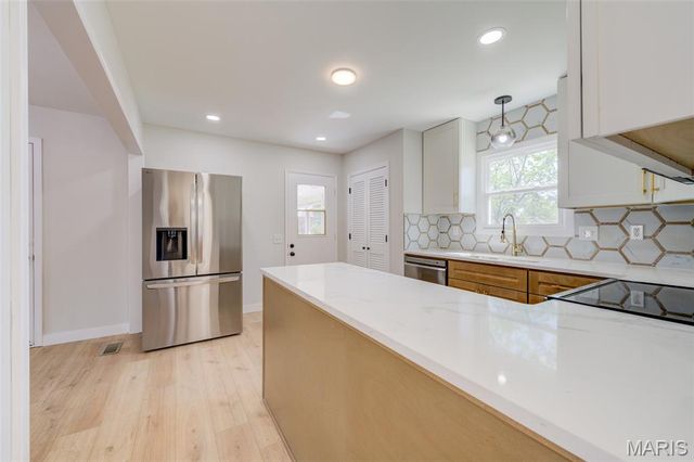 2060 Aqueduct Drive, Florissant, MO 63033