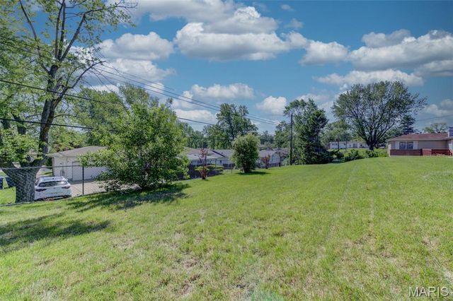 2060 Aqueduct Drive, Florissant, MO 63033