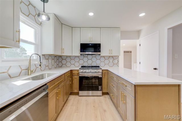 2060 Aqueduct Drive, Florissant, MO 63033