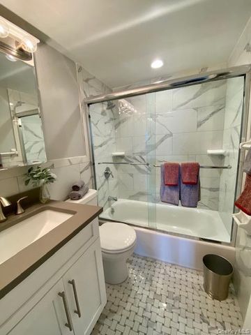 55 Westwood Drive 90, Westbury, NY 11590