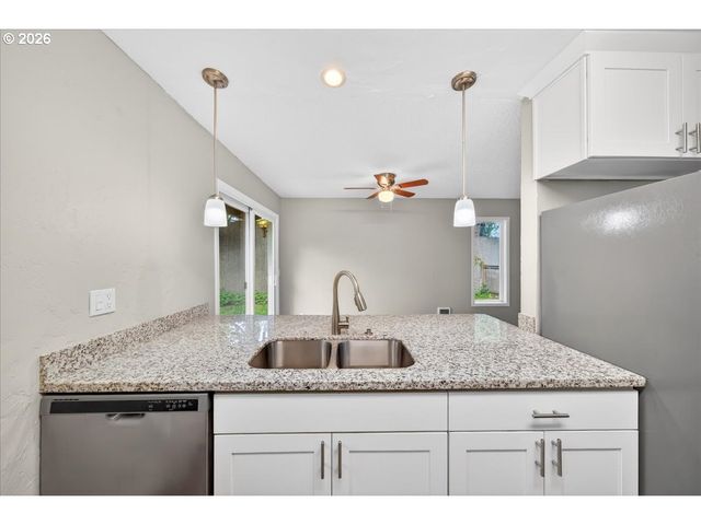 11257 Sw SPRINGWOOD Dr, Portland, OR 97223