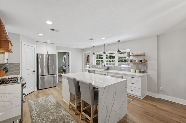 515 Crescent Drive, Bryan, TX 77801