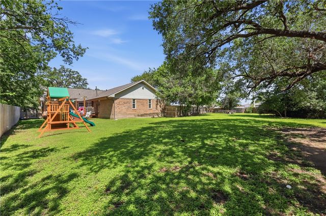 515 Crescent Drive, Bryan, TX 77801