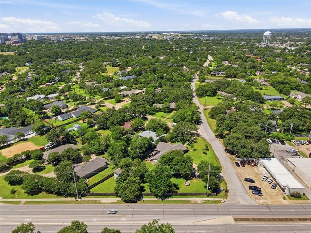 515 Crescent Drive, Bryan, TX 77801