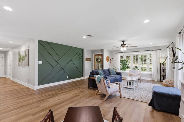 515 Crescent Drive, Bryan, TX 77801