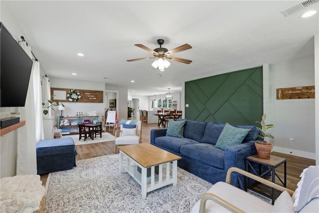 515 Crescent Drive, Bryan, TX 77801