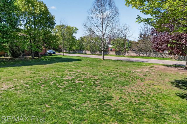 3660 Old Creek Road Road 36, Troy, MI 48084