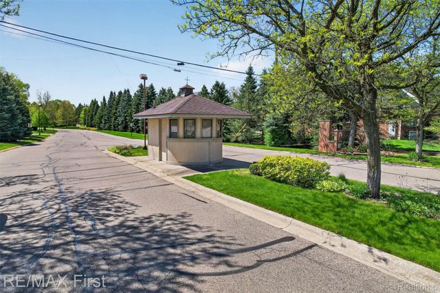 3660 Old Creek Road Road 36, Troy, MI 48084
