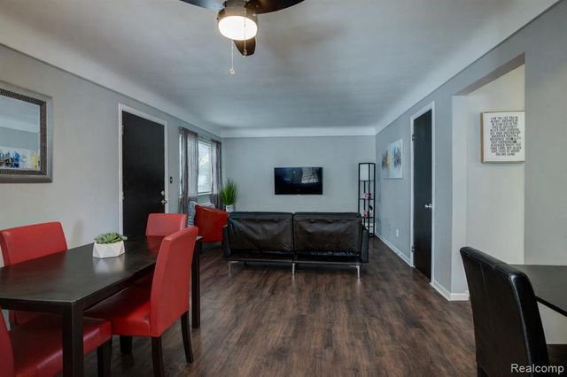 629 W Maple Rd 7, Clawson, MI 48017