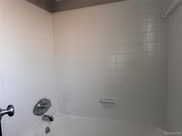 629 W Maple Rd 7, Clawson, MI 48017