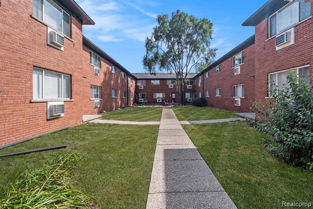 629 W Maple Rd 7, Clawson, MI 48017