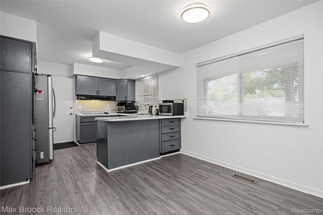 28839 Bannockburn Street, Farmington, MI 48334