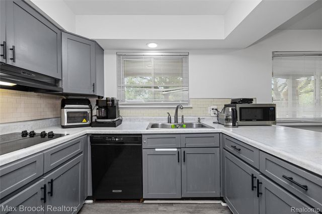 28839 Bannockburn Street, Farmington, MI 48334