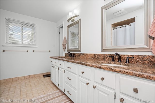 28839 Bannockburn Street, Farmington, MI 48334