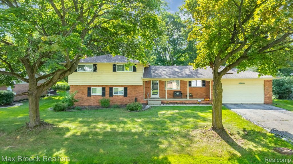28839 Bannockburn Street, Farmington, MI 48334