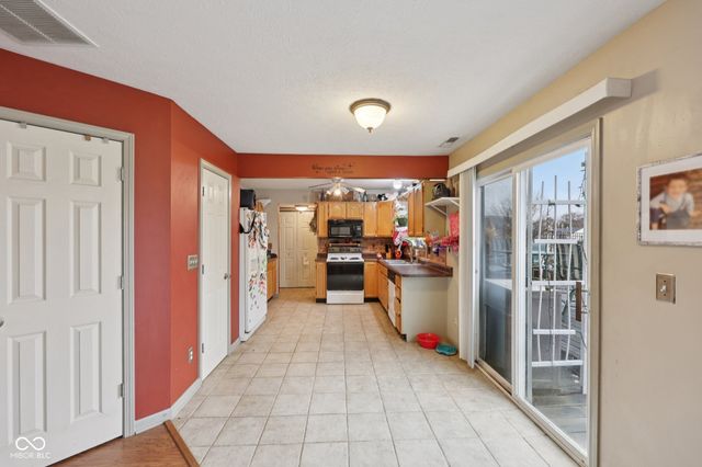 2411 Lakeshore Court, Lebanon, IN 46052