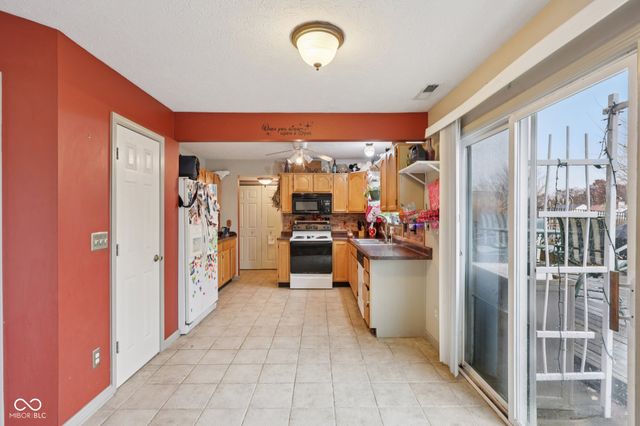 2411 Lakeshore Court, Lebanon, IN 46052