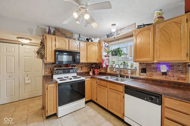 2411 Lakeshore Court, Lebanon, IN 46052