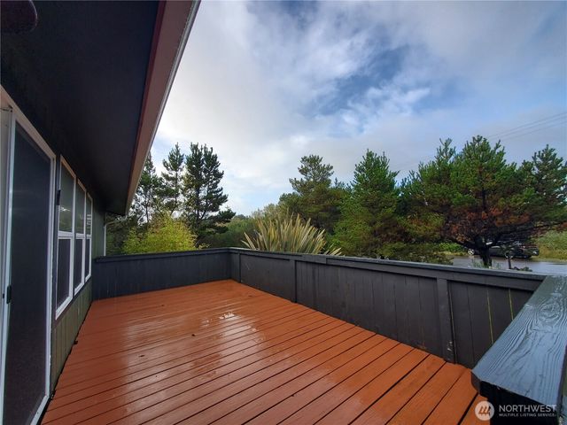 516 Sand Dune Avenue SW, Ocean Shores, WA 98569