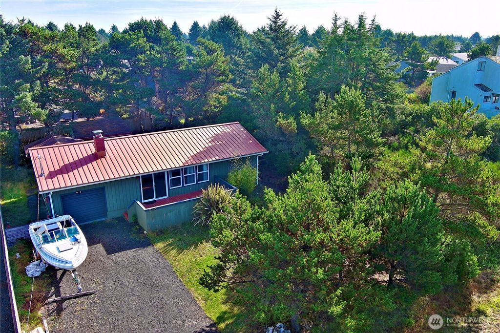 516 Sand Dune Avenue SW, Ocean Shores, WA 98569