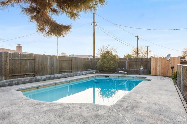 1709 Hodges Avenue, Bakersfield, CA 93304