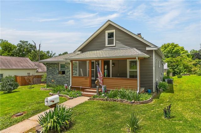 918 N Claremont Street, Sugar Creek, MO 64054