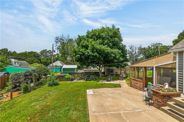 918 N Claremont Street, Sugar Creek, MO 64054