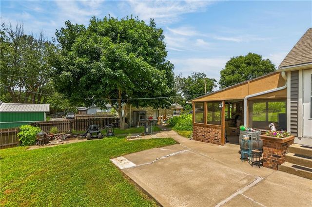918 N Claremont Street, Sugar Creek, MO 64054