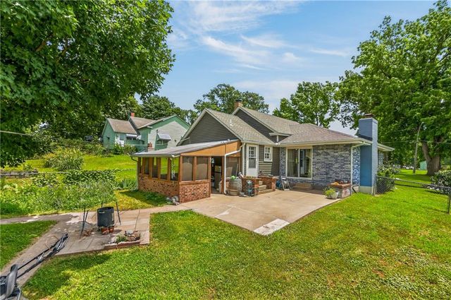 918 N Claremont Street, Sugar Creek, MO 64054