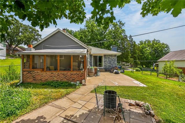 918 N Claremont Street, Sugar Creek, MO 64054