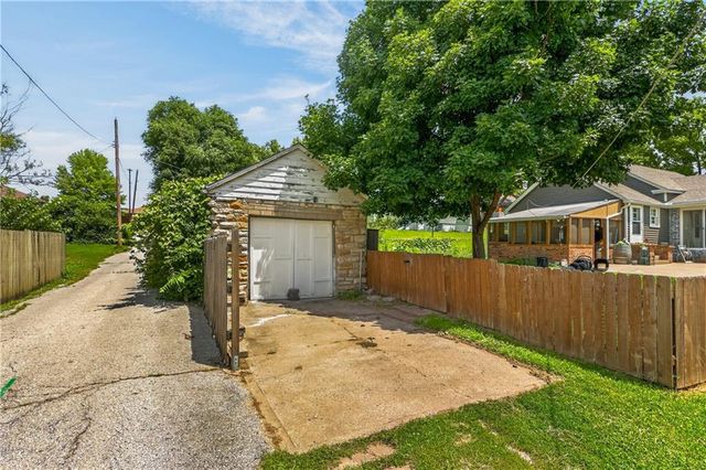 918 N Claremont Street, Sugar Creek, MO 64054