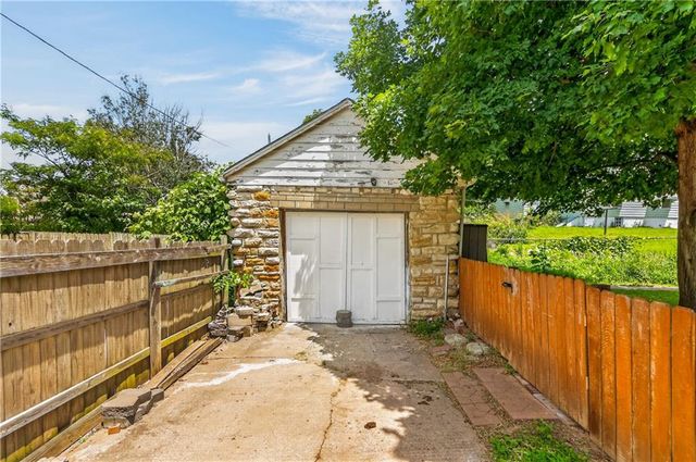 918 N Claremont Street, Sugar Creek, MO 64054