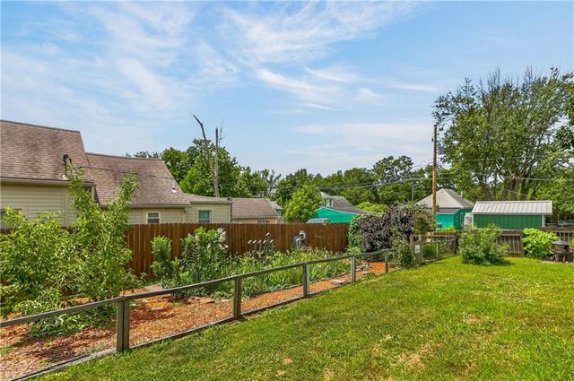 918 N Claremont Street, Sugar Creek, MO 64054