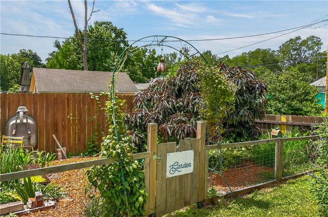 918 N Claremont Street, Sugar Creek, MO 64054