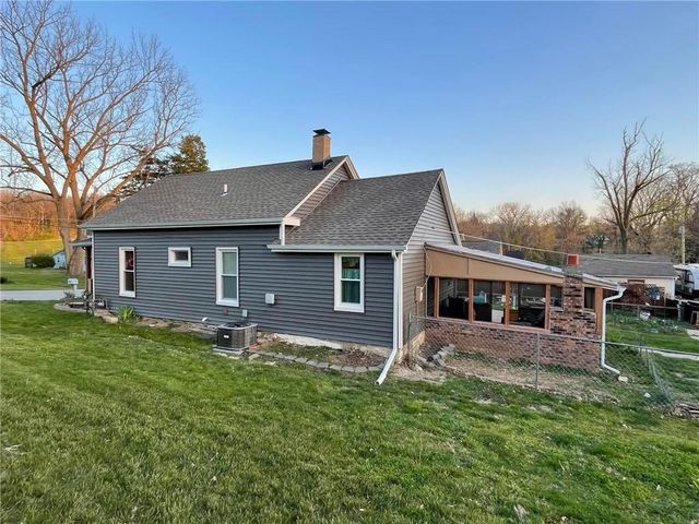 918 N Claremont Street, Sugar Creek, MO 64054