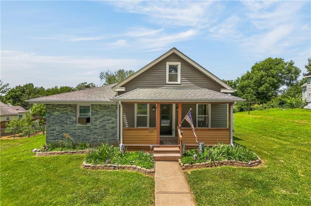 918 N Claremont Street, Sugar Creek, MO 64054